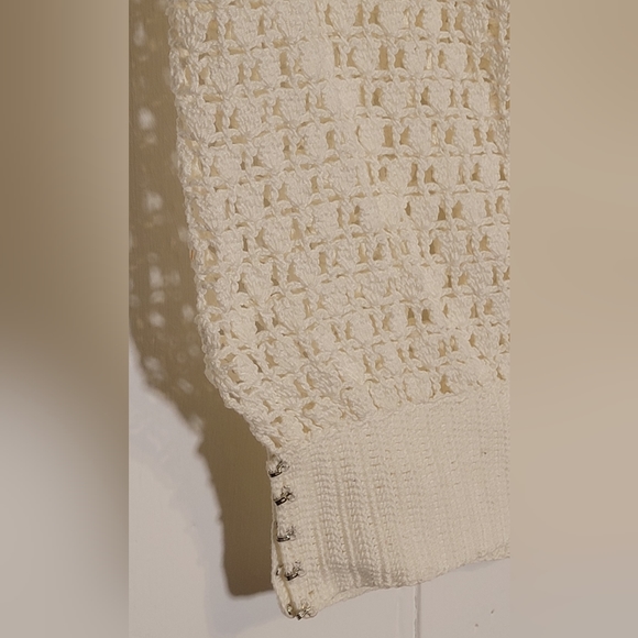 Vintage white crochet top. Size small. Bust 32. Waist 24. 16 length. - Picture 2 of 4